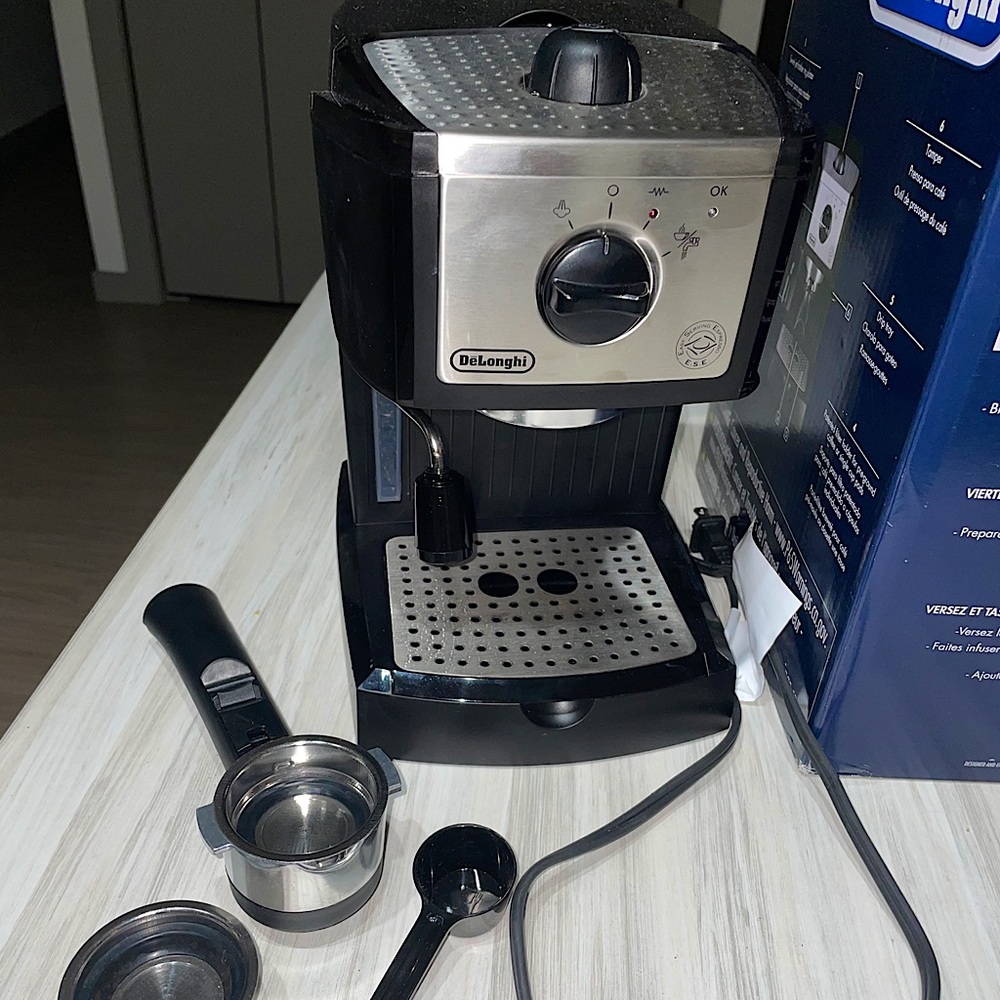 DeLonghi Espresso Machine - BRAND NEW
